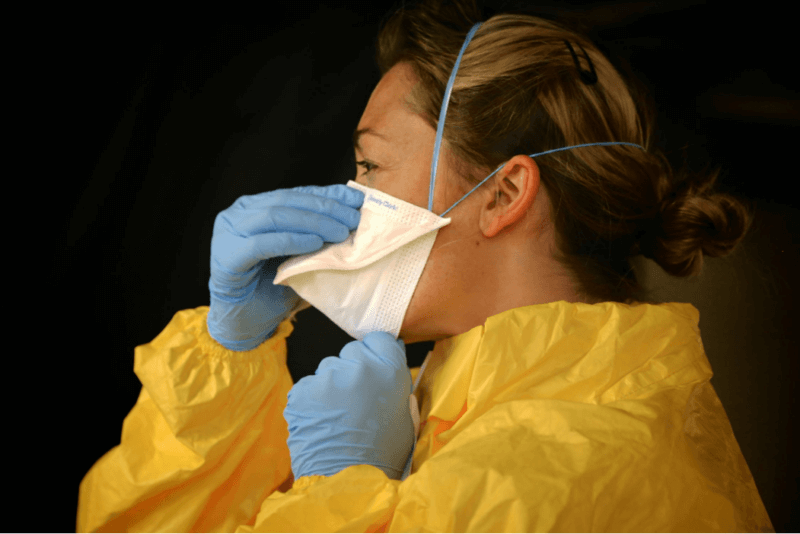 healthcare worker wearing kn95 mask